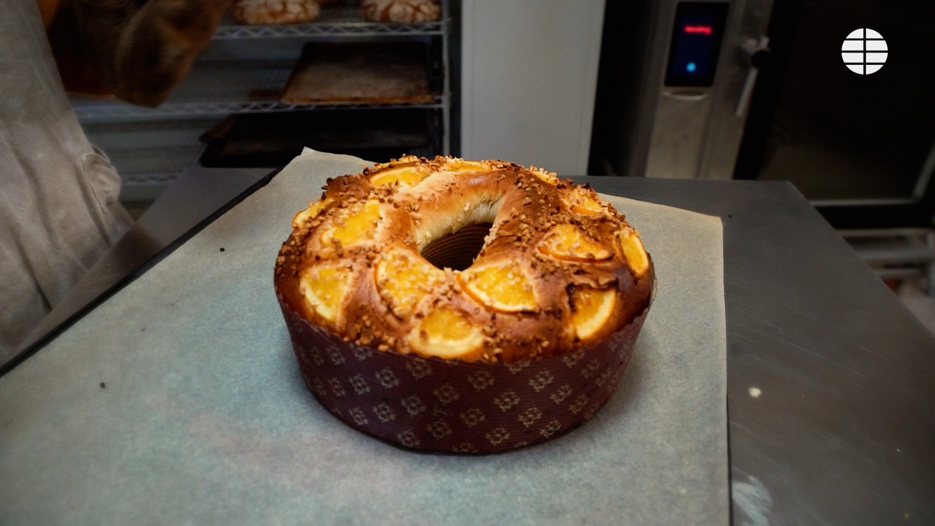 La pastelera Beatriz Echevarra nos ensea como preparar el roscn de Reyes con alma de panetone que elabora en El Horno de Babette.
