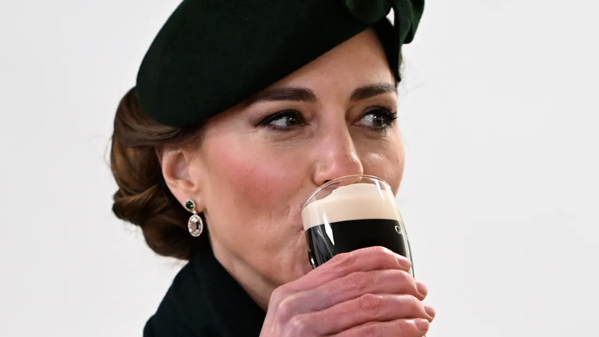 La Princesa de Gales se visti de verde e invit a una ronda de cervezas para celebrar el da de San Patricio en Londres.

Tambin visit el cuartel de Wellington en Westminster con motivo del 125 aniversario de la Guardia Irlandesa y disfrut de media pinta de Guinness.

Durante su visita, Kate, que es coronel del regimiento, entreg ramitas de trboles a los oficiales, concedi medallas por buena conducta y habl con las familias de los soldados.

Traduccin realizada con la versin gratuita del traductor DeepL.com