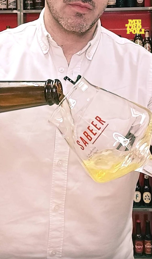 Lo ms importante: un vaso o una copa limpios y una buena cerveza. Con estos sencillos pasos ser como tomarla en tu bar favorito. Da igual si es una copa especializada, una de vino o un vaso. As conseguirs servirla como en los mejores bares. 

Te lo cuenta Vicente lvarez de Haro, experto cervecero y Beer Sommelier de Sabeer, academia de la cerveza.