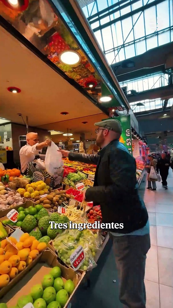 Nos vamos hasta el mercado de Maravillas, uno de los ms grandes de Europa, para comprar los ingredientes de una tortilla diferente: patata, batata y cebolla. 

Nos aliamos con la influencer gastro Lu Sin gluten y con el mercado, uno de los que mejor ha integrado las redes sociales en su da a da, para cocinar esta versin diferente de uno de las platos ms tradicionales de la gastronoma espaola.

Nuestra tortilla de patata es un versin de la receta que la abuela de Lu prepara habitualmente. Es completamente sin gluten y combina el sabor de la patata con el toque dulzn de la batata. 

El Mercado Maravillas (@mdomaravillas) consigui el premio Greatest Small Business en los pasados premios TikTok, una categora que reconoce a las pequeas empresas que aprovecharon las campaas en esta red social para dar a conocer el ms de un centenar de pequeos comercios que lo integran.