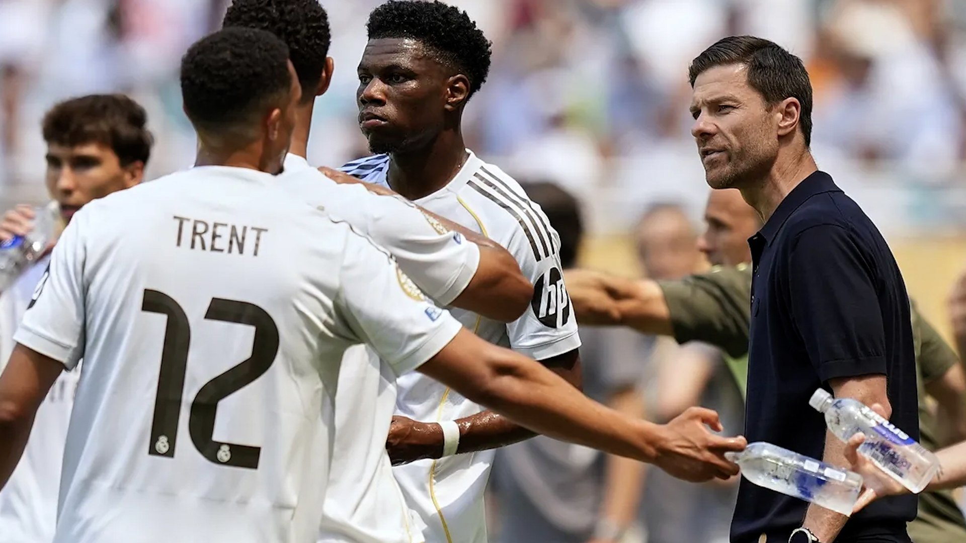 Xabi Alonso ha cumplido diez das como nuevo entrenador del Real Madrid, aunque slo tres de ellos ha contado con todos los jugadores internacionales disponibles. La situacin se ha complicado an ms con la reciente baja de Kylian Mbapp por fiebre, lo que ha limitado su capacidad de trabajo en este arranque de pretemporada.

A pesar de las dificultades, el tcnico tolosarra mantiene la calma:
"Lo que queremos ser lleva su tiempo. Slo hemos hecho tres entrenamientos completos", declar tras el encuentro frente al Al Hilal, donde el equipo blanco volvi a mostrar defectos repetidos en los ltimos meses.