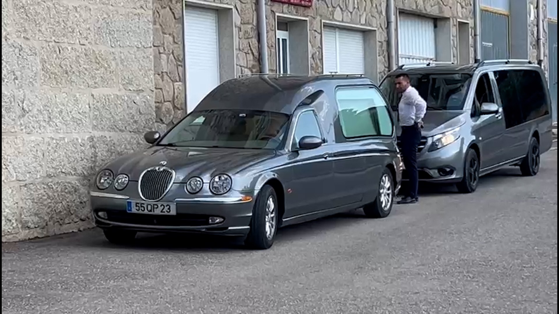 Son las primeras imgenes de los coches fnebres llegando al tanatorio de Puebla de Sanabria. Se encargarn de llevar los cuerpos del futbolista portugus Diogo Jota y de su hermano Andr.

El tambin actual delantero del Liverpool FC e internacional con la seleccin de Portugal, ha fallecido en un accidente de trfico junto a su hermano en la madrugada de este jueves. El siniestro tuvo lugar en la Autova Ras Bajas (A-52), a la altura del trmino municipal de Palacios de Sanabria, en la provincia de Zamora.