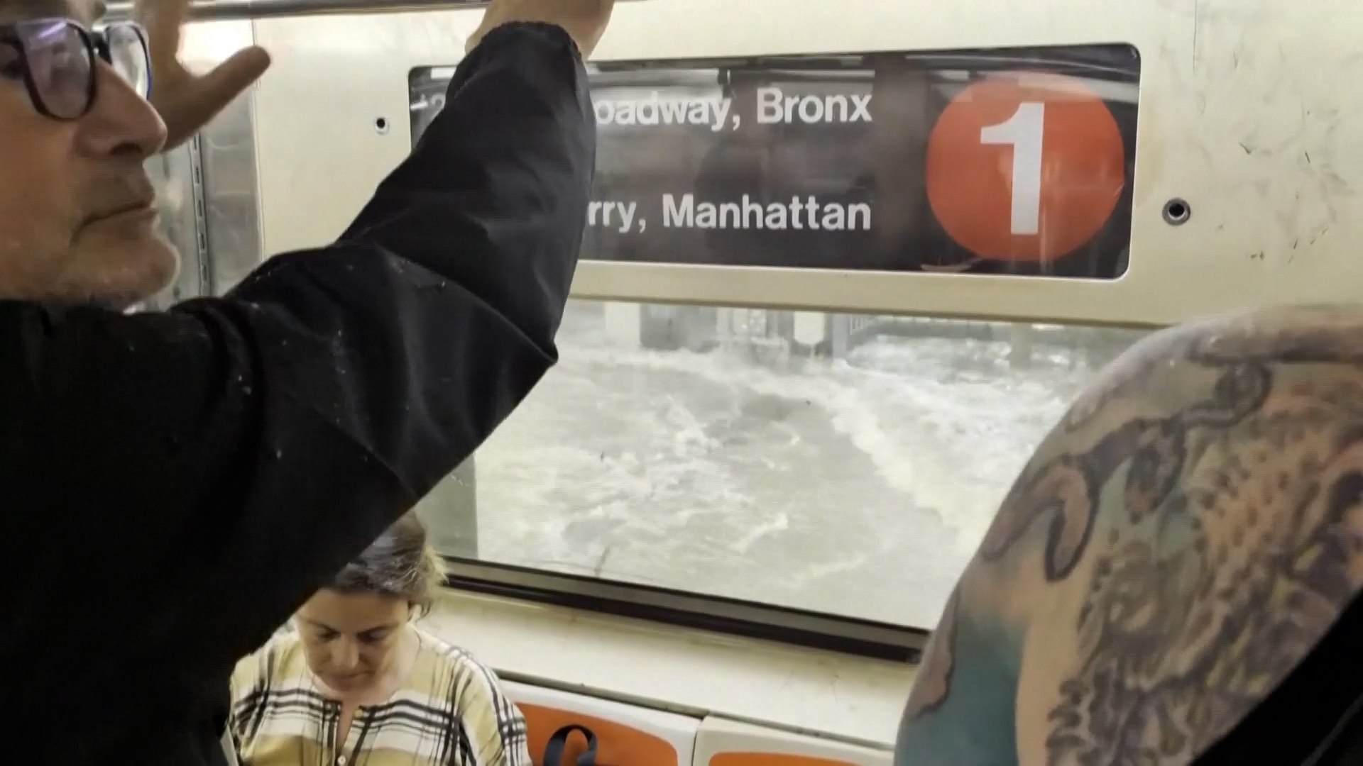 Las lluvias sobre Nueva York han causado graves inundaciones por toda la ciudad, llegando hasta los andenes de metro. Las autoridades han emitido varias alertas de inundacin repentina por toda la metrpoli estadounidense.