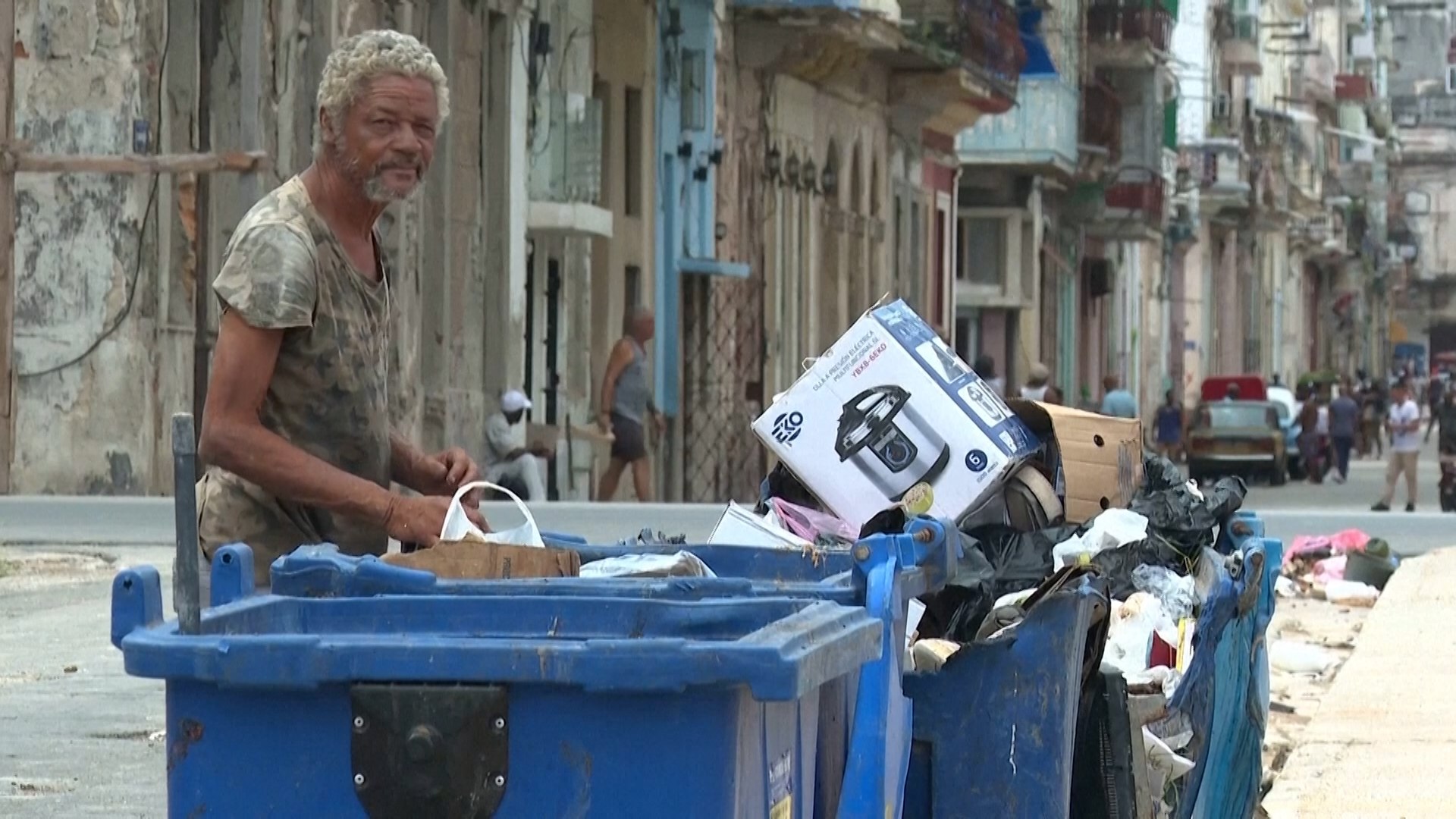 La ministra del Trabajo y Seguridad Social de Cuba ha dimitido tras afirmar que en la isla no hay "mendigos" sino que son personas "disfrazadas de mendigos", provocando indignacin en el pas afectado por una fuerte crisis econmica.